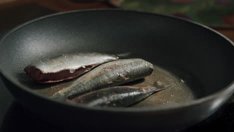 Five-mackerels-in-a-pan